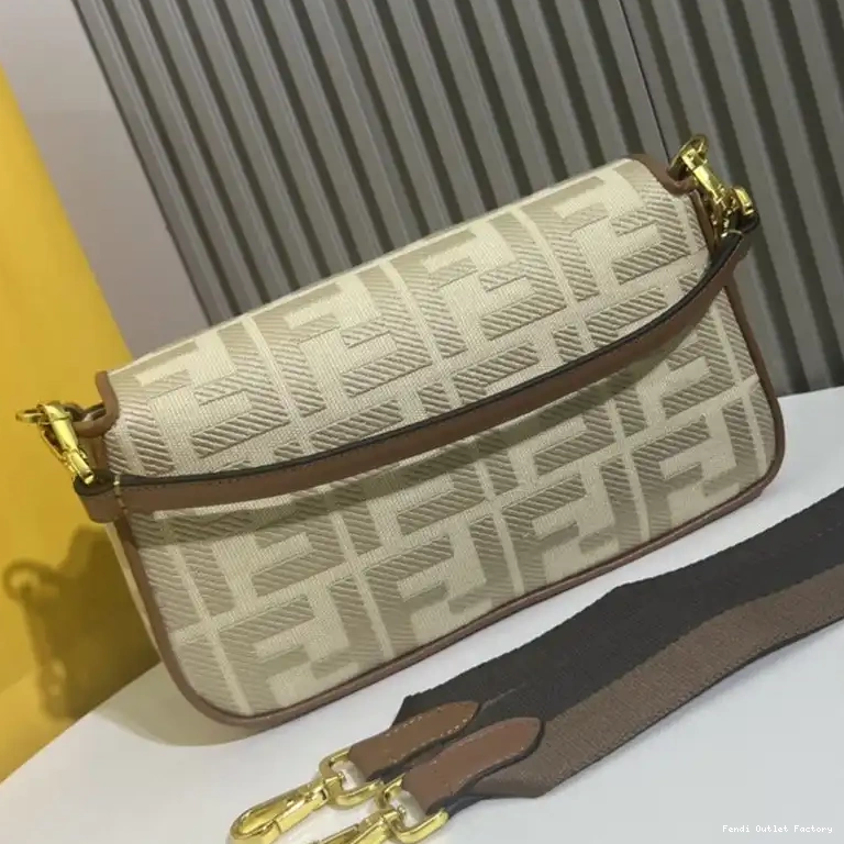 Vintage HOT Motif Bag Beige Canvas Fendi Baguette FF Medium In 0702